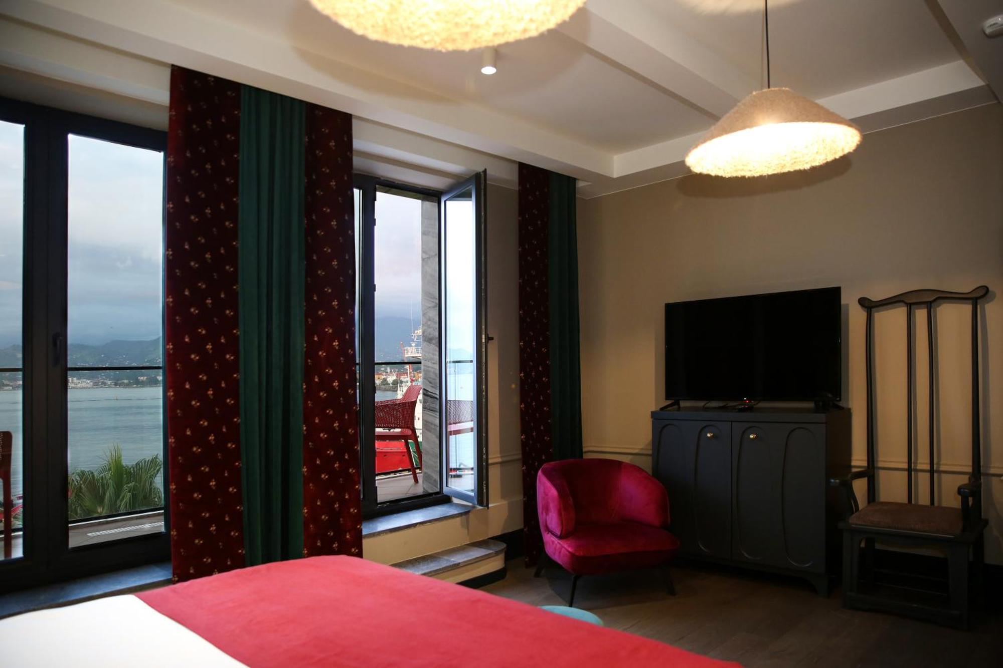 Hotel Retro Batumi Esterno foto